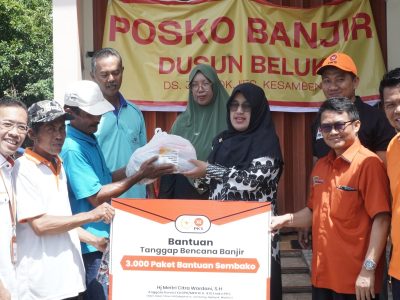 Meitri Citra Wardani saat menyerahkan bantuan pada korban banjir Jombang dan Mojokerto.