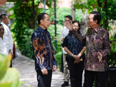 Presiden RI ke-7 Joko Widodo saat silaturahmi ke kediaman pribadi Raja Yogyakarta Sri Sultan HB X di Keraton Kilen Yogyakarta, pada Rabu (15/1/2025). Sumber foto : Humas DIY