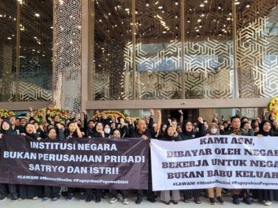 Aksi Unjuk Rasa ASN Kementerian Pendidikan Tinggi, Sains dan Teknologi mendesak Mendikti, Prof.Satryo Sumantri, untuk turun dari jabatan menteri pada Senin (20/1/2025).