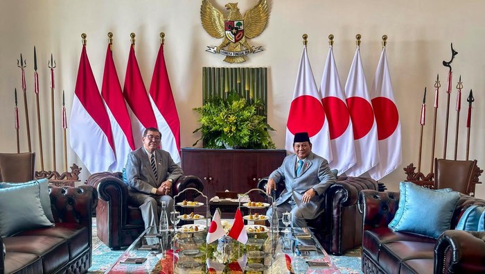 Presiden Prabowo Subianto (kanan) dan Perdana Menteri Jepang Shigeru Ishiba (kiri) duduk bersama di ruang kerja Presiden saat kunjungan kenegaraan di Istana Bogor, Kota Bogor, Jawa Barat, Sabtu (11/1/2025)/Foto: ANTARA.