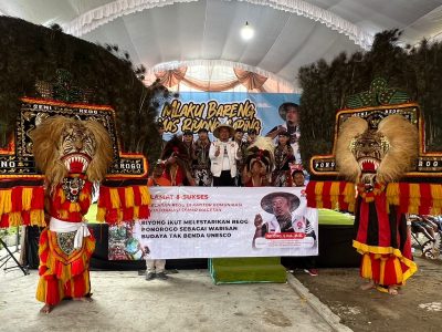Anggota Komisi IV DPR RI dari Fraksi PKS, Riyono, saat foto bersama dengan pegiat kesenian Reog Ponorogo.