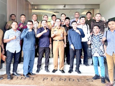 Pj Bupati Banjarnegara beserta Pendamping Hukum 51 Kepala Desa terpilih Banjarnegara dalam pertemuan di Kantor Ditjend Bina Pemerintahan Desa KEMENDAGRI RI.