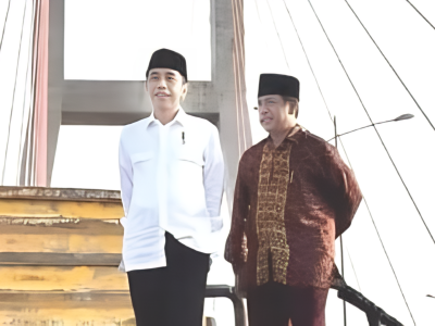 Ketua Umum DPP IKAMA, H.Muhammad Rawi (kanan) bersama Presiden Jokowi saat meresmikan Tol Suramadu Jawa Timur. Sumber foto : istimewa.