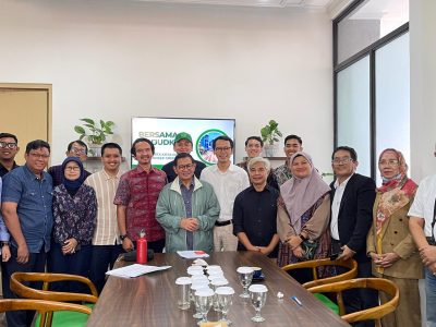 Pimpinan Pusat (PP) Serikat Hijau Indonesia (SHI) dalam gelaran Focus Group Discussion (FGD) bertajuk “Meretas Jalan Jakarta Sebagai Kota Hijau Masa Depan Dunia” pada Kamis, 13 Februari 2025, di Pictum Coffee And Kitchen, Jakarta Selatan.