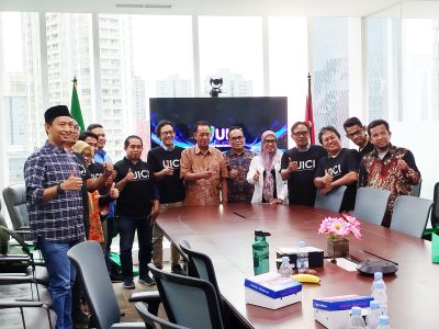 Rektor Universitas Insan Cita Indonesia, Prof. La Ode M.Kamaluddin saat berpose bersama awak media dalam acara silaturahmi UICI dan Awak Media di Meeting Point UICI di bilangan Kuningan Jakarta pada Selasa (18/02/2025).