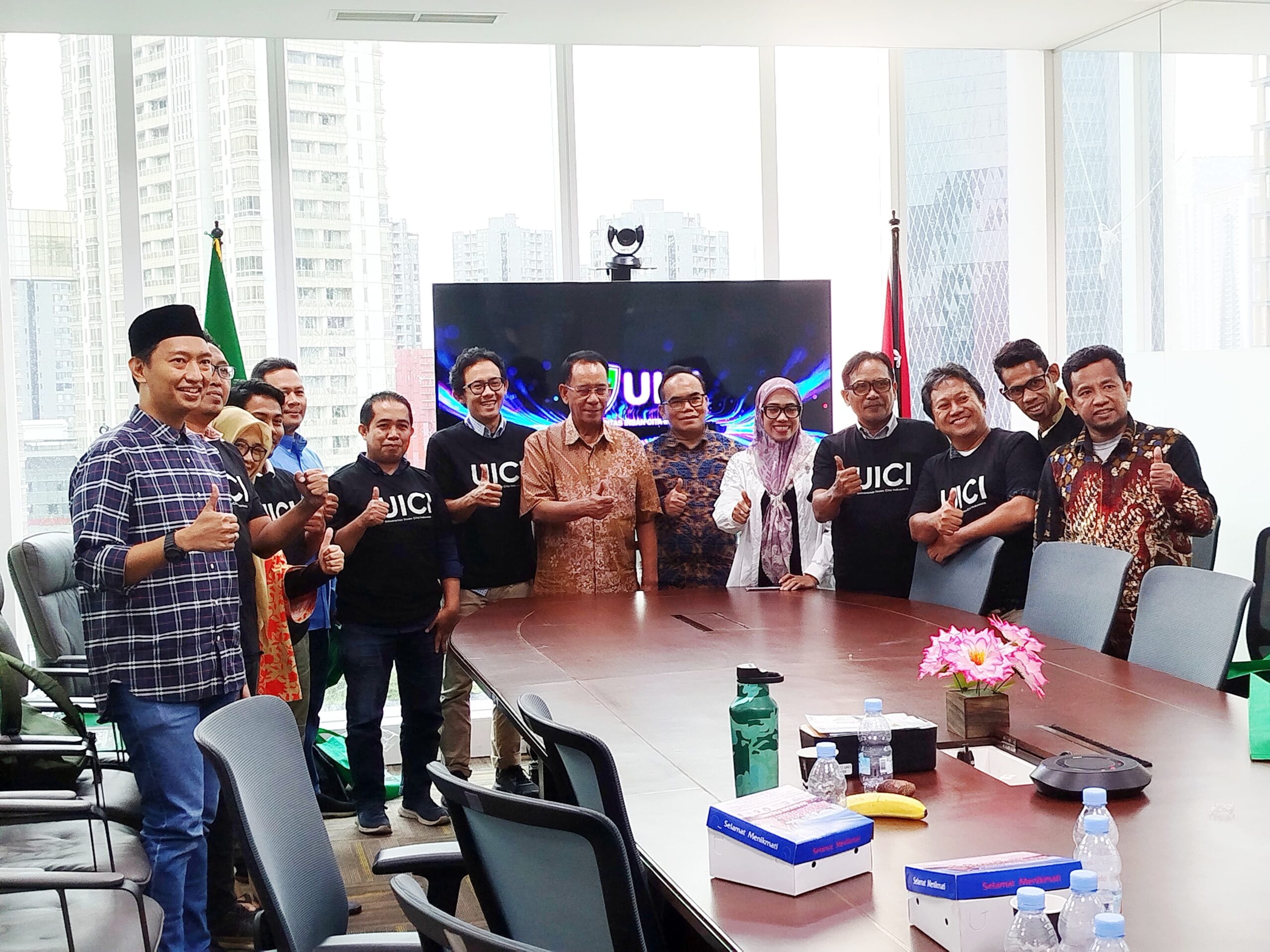 Rektor Universitas Insan Cita Indonesia, Prof. La Ode M.Kamaluddin saat berpose bersama awak media dalam acara silaturahmi UICI dan Awak Media di Meeting Point UICI di bilangan Kuningan Jakarta pada Selasa (18/02/2025).