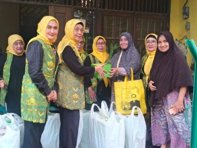 Pengurus DPP Pengajian Al-Hidayah dalam acara "Pembagian paket " bagi warga kurang mampu.
