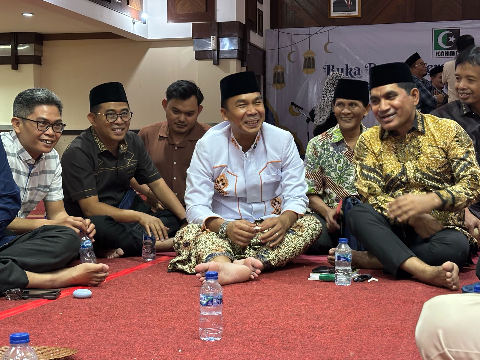 Direktur Eksekutif Yayasan Bangka Belitung Kreatif, Fauzan Azima bersama dengan Menteri Kependudukan dan Pembangunan Keluarga/BKKBN, Dr. Wihaji, S.Ag., M.Pd., Ahmad Yohan (Wakil Ketua Komisi IV DPR RI/Presidium MN KAHMI) dalam acara Buka Puasa Bersama KAHMI yang digelar di Jakarta pada Kamis (13/3/2025).