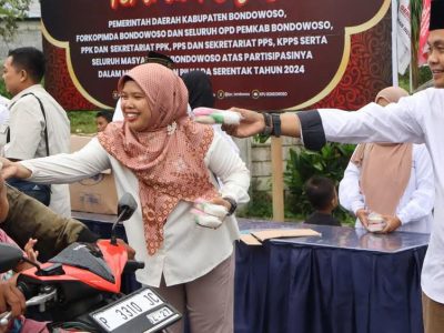 KPU Bondowoso berbagi takjil untuk warga
