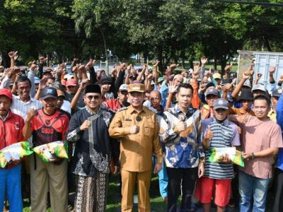Bupati Bondowoso Abdul Hamid Wahid saat berpose bersama 60 tukang becak penerima zakat.