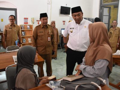 Bupati Situbondo Yusuf Rio Wahyu Prayogo atau akrab disapa Mas Rio saat berkunjung ke Dinas Perpustakaan dan Kearsipan Kabupaten Situbondo pada Senin (24/3/2025).