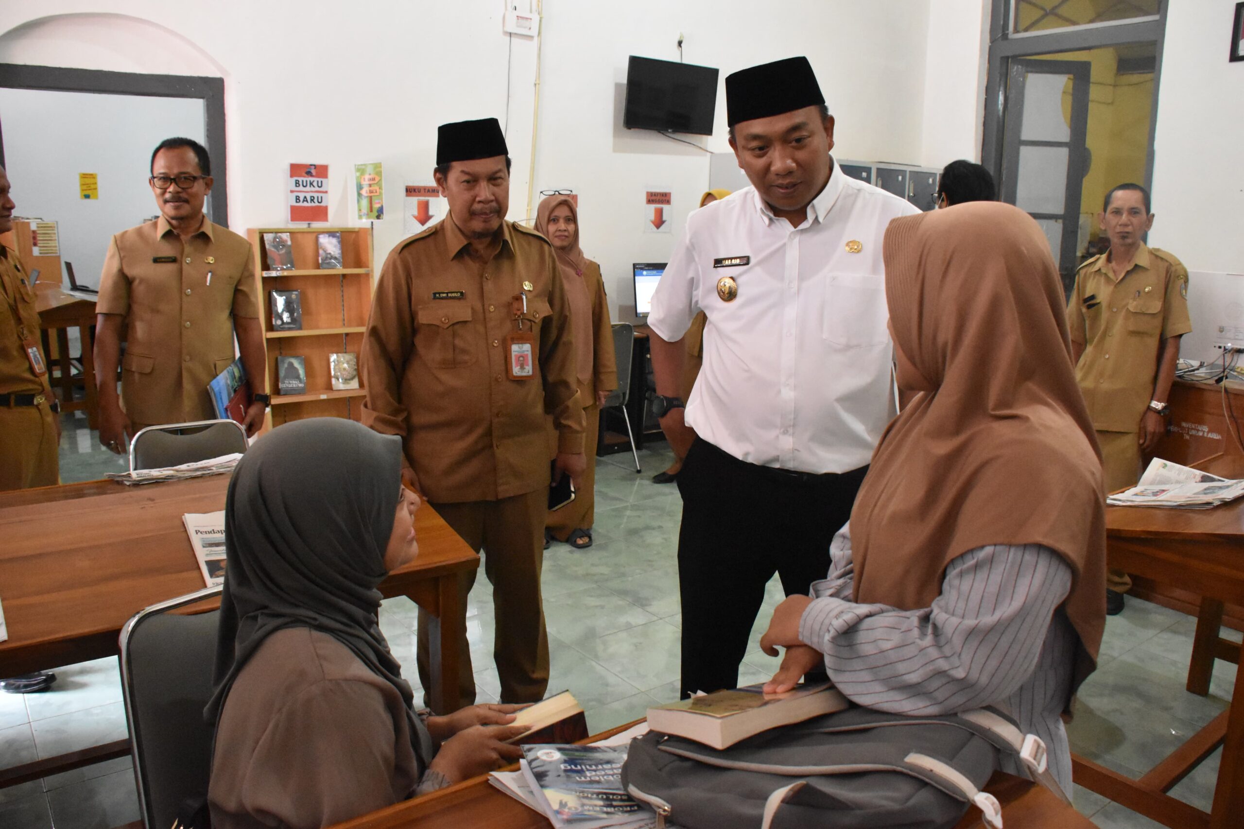 Bupati Situbondo Yusuf Rio Wahyu Prayogo atau akrab disapa Mas Rio saat berkunjung ke Dinas Perpustakaan dan Kearsipan Kabupaten Situbondo pada Senin (24/3/2025).