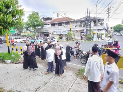 Alumni PESROM saat berbagi Takjil.
