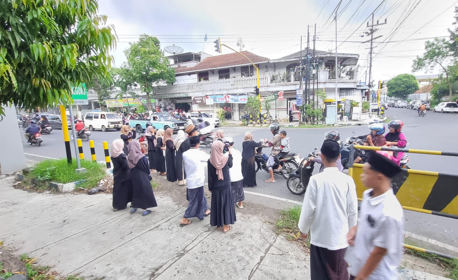Alumni PESROM saat berbagi Takjil.