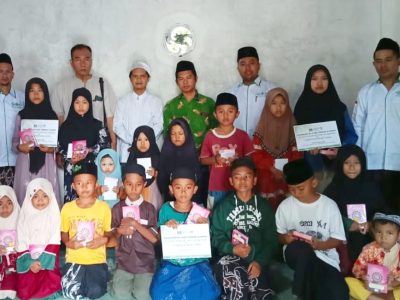 Lazisnu Bondowoso menyalurkan mushaf Al-Qur’an dan santunan kepada anak-anak yatim sebagai bentuk kepedulian sosial.