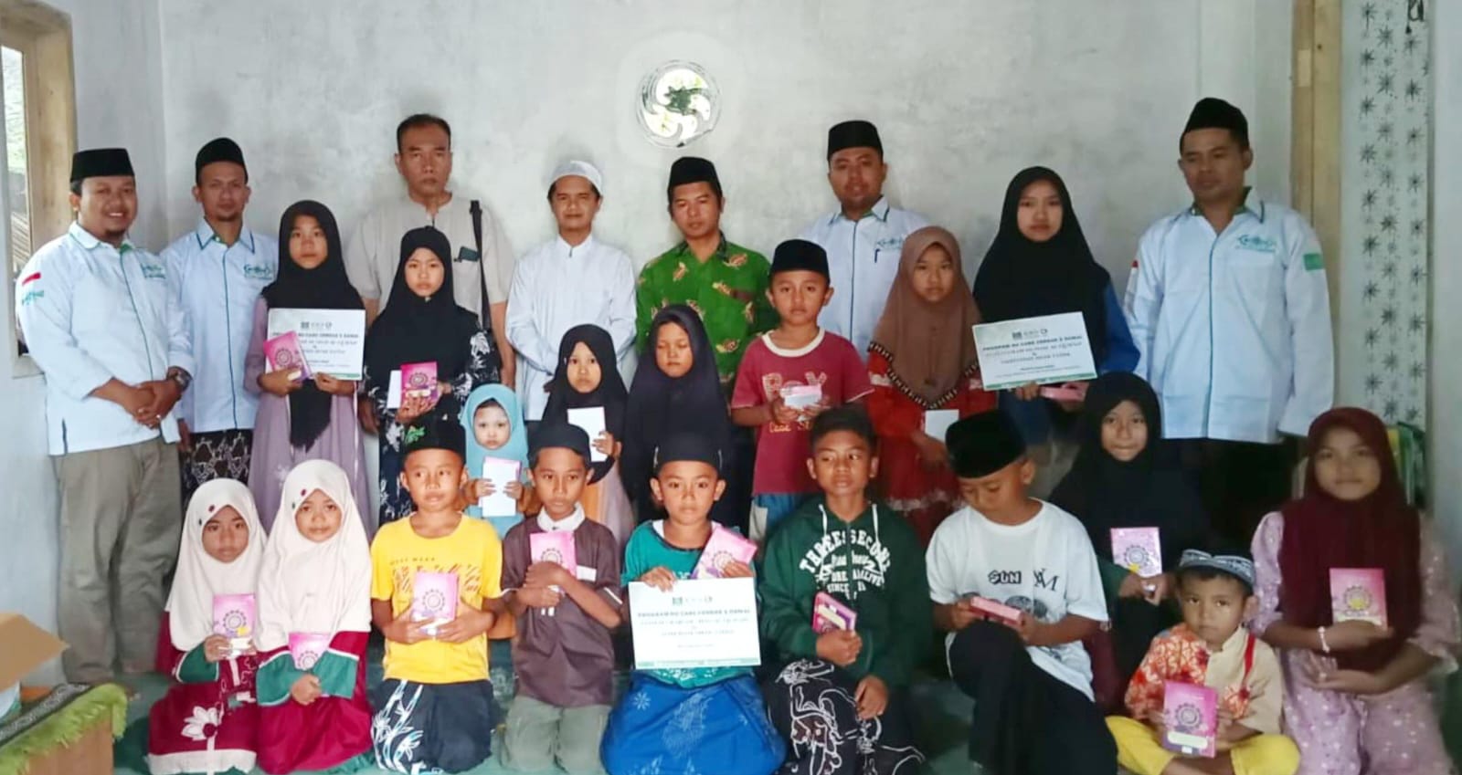 Lazisnu Bondowoso menyalurkan mushaf Al-Qur’an dan santunan kepada anak-anak yatim sebagai bentuk kepedulian sosial.
