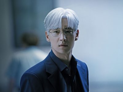 Lee Je-hoon tampil memukau sebagai Yoon Joo-no, seorang negosiator legendaris dalam bidang merger dan akuisisi (M&A).