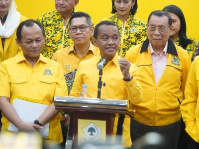 Sekjen DPP Partai Golkar, M.Sarmuji (kiri) dalam sebuah konferensi pers bersama jajaran Pengurus DPP Partai Golkar di Jakarta.