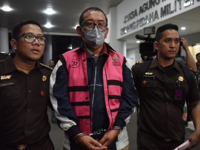 Direktur Pemberitaan JAK TV, Tian Bahtiar (tengah).