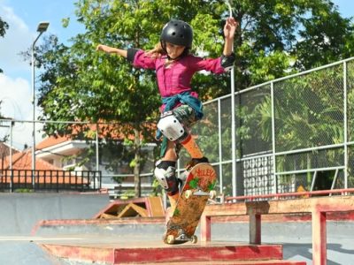 Pemain skateboard cilik asal Bali yang tergabung dalam Galskate Bali menyambut perayaan Hari Kartini dengan berseluncur di atas skateboard dengan menggunakan kebaya. Sumber foto : ANTARA.