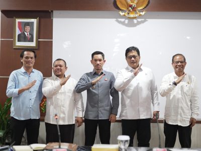 Wamen Transmigrasu Viva Yoga Mauladi saat meneriman kunjungan dua bupati sekaligus, yakni Bupati Toraja Utara Frederik Victor Palimbong dan Bupati Aceh Barat Tarmizi, di Kantor Kementerian Transmigrasi, Jakarta, Senin (15/4/2025).