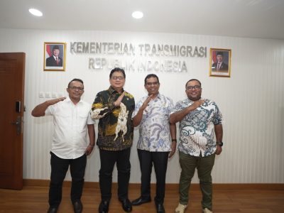 Wamentrans Viva Yoga saat menerima kunjungan Wakil Bupati Halmahera Utara, Dr. Kasman H. Ahmad, di Kantor Kementerian Transmigrasi, Jakarta, pada Rabu (17/4/2025) kemarin.
