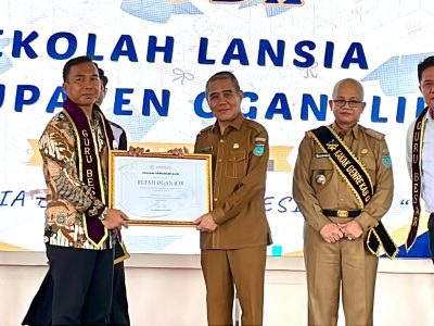 Menteri Kependudukan dan Pembangunan Keluarga/Kepala BKKBN, Dr. Wihaji, menghadiri Wisuda Akbar Sekolah Lansia Kabupaten Ogan Ilir, Selasa (14/4/2025).