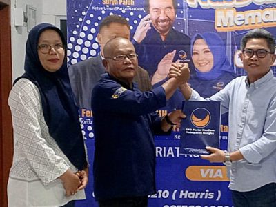 Konsultan komunikasi politik, Fauzan Azima, resmi menyerahkan berkas pencalonan sebagai Bakal Calon Bupati Bangka ke Sekretariat Partai NasDem, Rabu (17/4) malam pukul 20.00 WIB, di Sungailiat, Kabupaten Bangka. Sumber foto : istimewa.