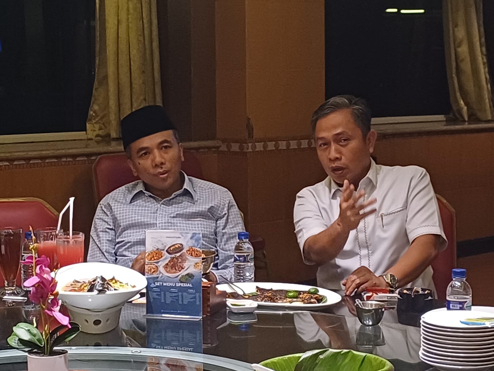 Sekretaris Jenderal DPP Partai Persatuan Pembangunan, Arwani Thomafi (Kiri) dalam sebuah pertemuan dengan DPW dan DPC PPP se-Banten pada Senin (21/4/2025) di Kota Tangerang, Banten.