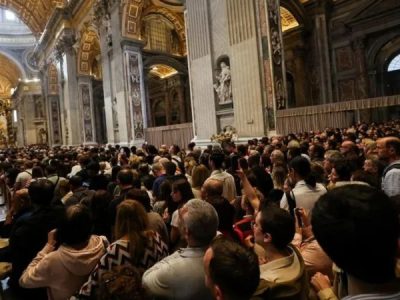 Para pelayat mengantre untuk memberikan penghormatan terakhir kepada Paus Fransiskus, yang jenazahnya disemayamkan dalam peti mati terbuka di Basilika Santo Petrus. Sumber foto : REUTERS