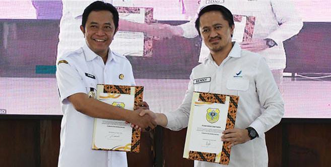 Bupati Bondowoso, Abdul Hamid Wahid (kiri)