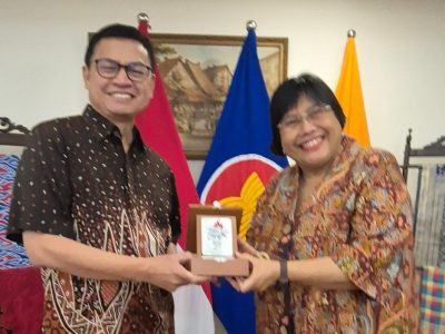 Kepala BPOM, dr.Taruna Ikrar (kiri) bersama Dubes RI untuk India, Ina H. Krisnamurthi,.