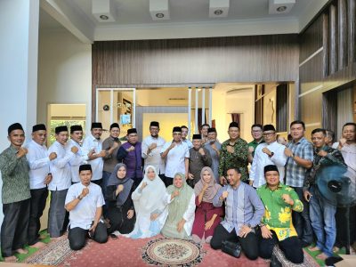 Sekjen PPP, Arwani Thomafi, saat foto bersama dalam acara silaturahmi bersama pengurus DPW dan DPC se-Riau di Pekanbaru, Jumat (25/4/2025).