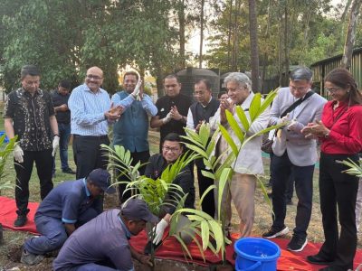 Kepala BPOM RI, Taruna Ikrar, saat melakukan penanaman pohon sebagai simbol kemanusiaan dalam kunjungan kerjanya ke India, Senin (28/4/2025).