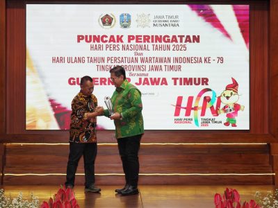 Wakil Menteri Transmigrasi, Viva Yoga Mauladi saat menerima penghargaan dari Ketua PWI Jatim Lutfi Hakim di Gedung Negara Grahadi Surabaya pada Senin (28/4/2025)