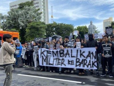 Masyarakat sipil dan mahasiswa menggelar aksi demo menolak RUU TNI di depan Gedung Grahadj Surabaya saat Apel Operasi Ketupat 2025, Kamis (20/3/2025).