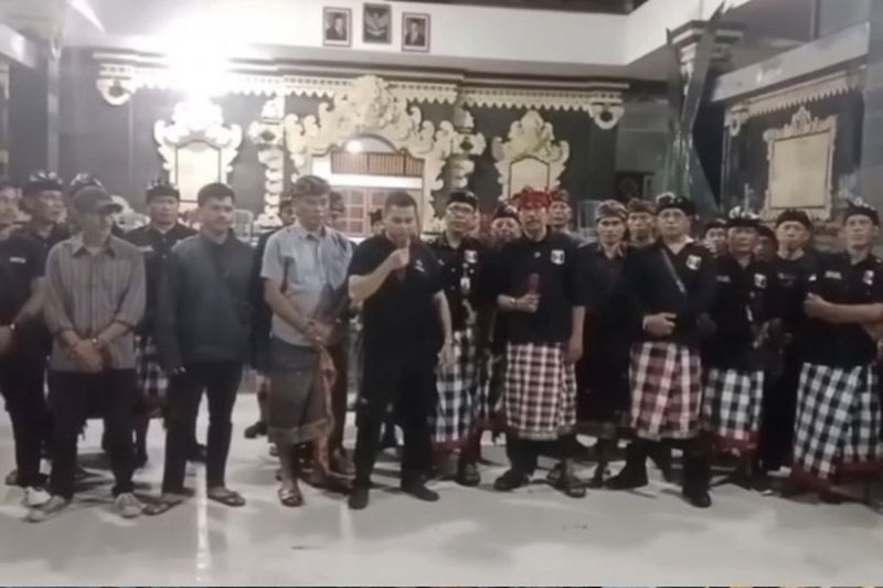 Tangkapan layar video salah seorang pengurus DPC GRIB Jaya Tabanan usai pertemuan di Balai Banjar Sanggulan, Desa Banjar Anyar, Kecamatan Kediri, Kabupaten Tabanan, Provinsi Bali.(Instagram @tabanan.viral)