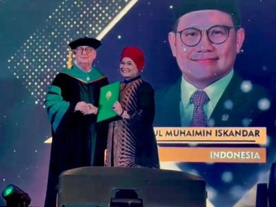 Pemberian gelar kehormatan untuk Cak Imin dari Bodhisastra University Florida, USA yang diwakili politisi PKB, Luluk Hamidah.