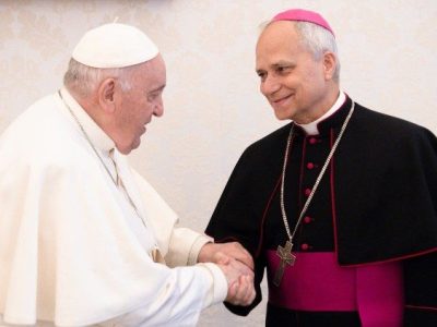 Paus Fransiskus bersama penerusnya Robert Francis Prevost, kini Paus Leo XIV. Sumber foto : Vatican Media