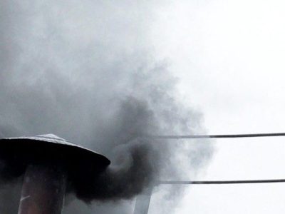Asap Hitam sebagai Tanda Belum Terpilih Paus Setelah Pemungutan Suara Pertama Konklaf. Sumber foto : Vatican News.