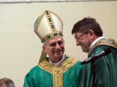 Alejandro Moral bersama dengan sahabat karibnya, Rober Francis Prevost, yang kini menjadi Paus Leo XIV. Sumber foto : Vatican News.