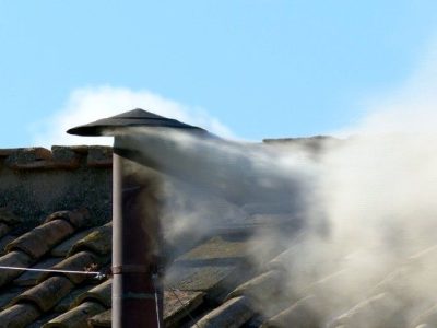 Asap putih mengepul dari cerobong Kapel Sistina. Sumber foto : Vatican News