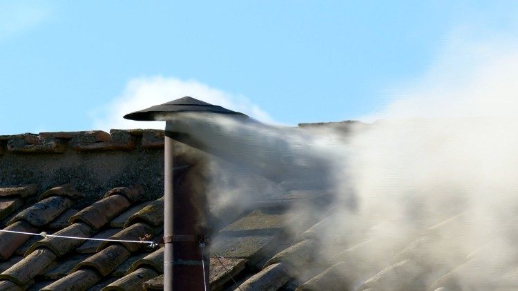 Asap putih mengepul dari cerobong Kapel Sistina. Sumber foto : Vatican News