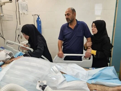 Keluarga Dr. Alaa Al-Najjar, korban serangan Israel.
