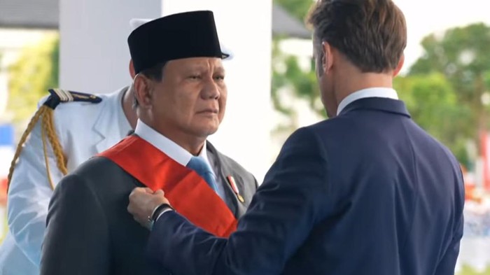 Presiden Prancis Emanuel Macron saat menyematkan gelar Grand Croix de la Légion d'Honneur di Akademi Militer Magelang, Kamis (29/5/2025).