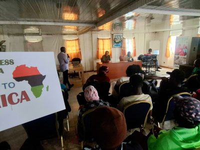 Ketgam : Suasana diskusi Green Press Indonesia dengan para aktivis sosial dan jurnalis Afrika di kawasan Korogocho, Nairobi, Kenya. Foto: IGG Maha Adi/Greenpress.