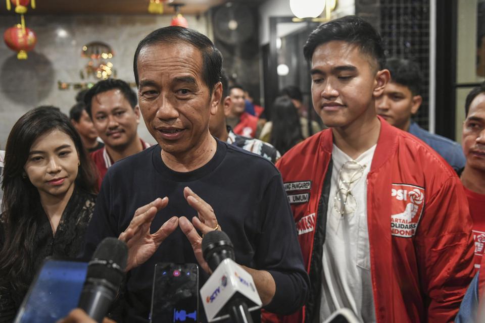 Presiden Jokowi dan Ketua Umum PSI, Kaesang Pangarep.