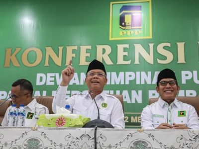 Plt.Ketua Umum PPP, Mardiono (tengah)