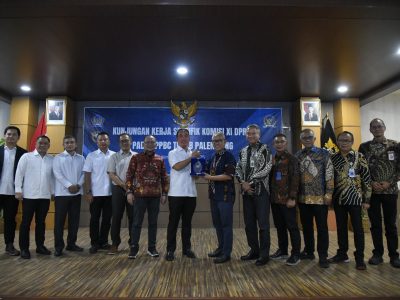 Wakil Ketua Komisi XI DPR RI, Fauzi Amro (tengah).