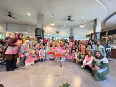 Para Peserta Workshop “Meningkatkan Potensi Usaha Mikro dari Rumah – Hobby Menghasilkan Cuan” yang diadakan DPP Pengajian Al-Hidayah bekerja sama dengan BPJS Ketenagakerjaan di Sentra Kuliner Kota Bogor, Rabu (21/5/2025)